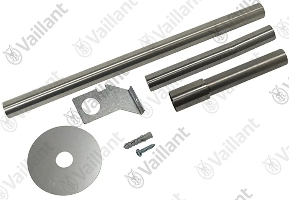 Vaillant Anschluss-Set bestehend aus mehreren Metallrohren, einer Metallplatte, einer Halterung und einer Schraube. Teile sind auf einem neutralen Hintergrund angeordnet.